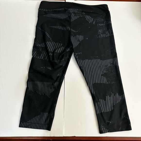 Under Armour compression capris women’s XL - Picture 2 of 3